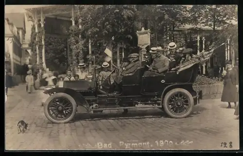 Foto-AK Bad Pyrmont, Urlauber-Gesellschaft bei Fahrt mit Automobil
