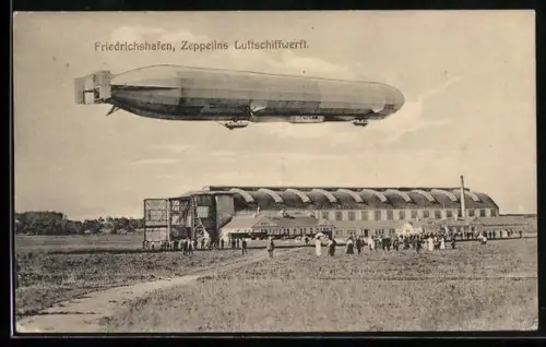 AK Friedrichshafen, Zeppelins Luftschiffwerft mit Zeppelin im Fluge