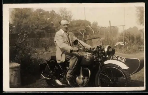 Foto-AK Herr im Anzug auf B.S.A. Motorrad