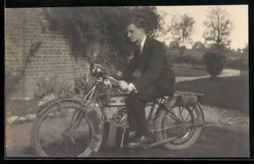 Foto-AK Junger Mann auf Douglas-Motorrad