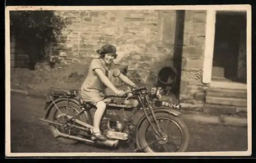 AK Junge Frau auf Triumph-Motorrad