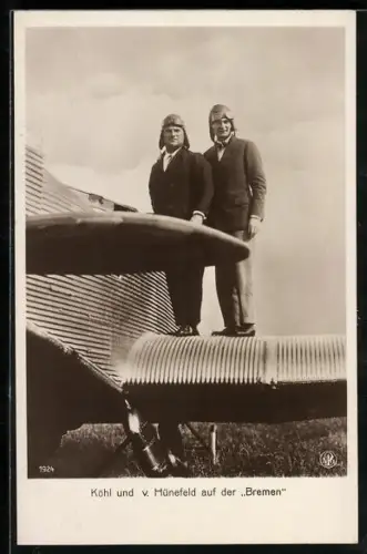 AK Piloten Köhl und v. Hünefeld auf einer Tragfläche ihres Flugzeuges Bremen