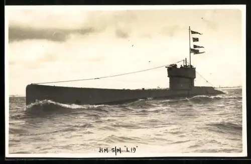 Foto-AK Britisches U-Boot L19 vor der Küste
