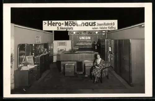 Foto-AK Chemnitz, Hausfrauenausstellung 1933, Ausstellungsraum des Hero-Möbelhauses, Inh. S. Herglotz