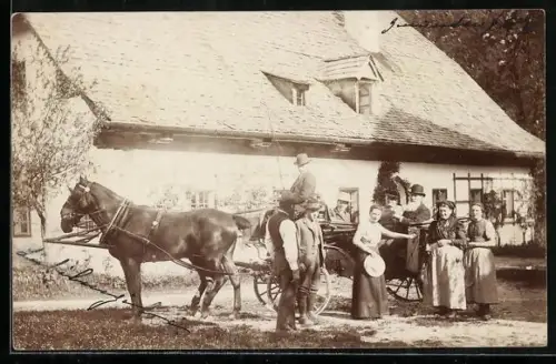 Foto-AK Gmunden, Anwohner mit Kutsche vor einem Hof