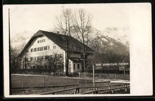 Foto-AK Bad Goisern, Wiener Jugendhilfswerk-Ferienheim mit Gebirgspanorama