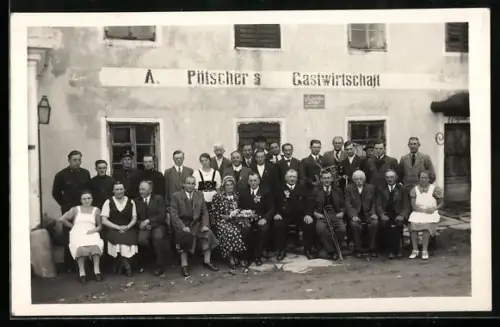 Foto-AK Rainbach im Mühlkreis, Summerau, Gruppenfoto bei A. Pötscher`s Gastwirtschaft