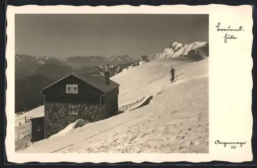 AK Brauneck-Hütte, Ansicht mit Skiläufer