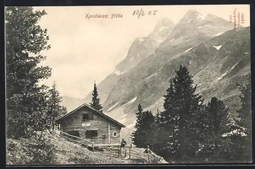 AK Konstanzer Hütte, Wanderer vor der Berghütte