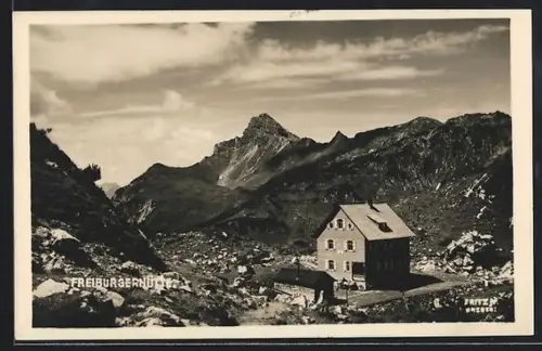 AK Freiburgerhütte, Ansicht mit Gipfelpanorama
