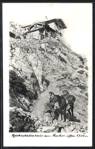 AK Reichenhallerhaus am Hochstauffen, Bergsteiger vor der Berghütte