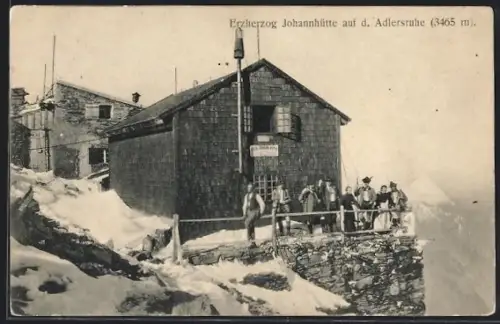 AK Erzherzog Johannhütte, Wanderer an der Berghütte