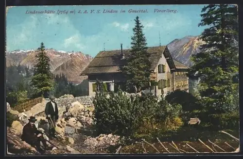 AK Lindauerhütte im Gauertal, Berghütte d. A. V. S. Lindau mit Besuchern