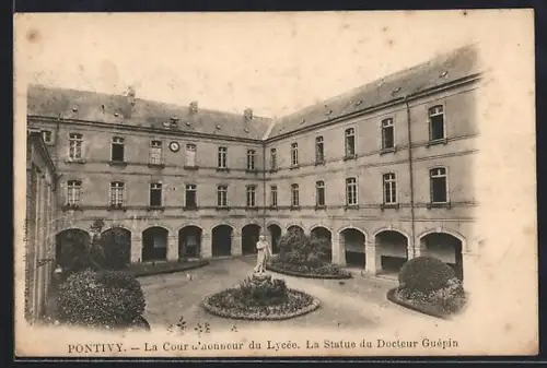 AK Pontivy, La Cour d`honneur du Lycée, La Statue du Docteur Guépin