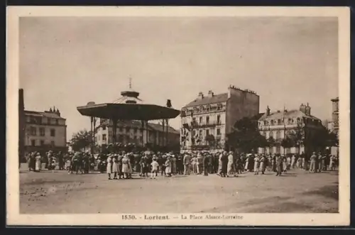 AK Lorient, La Place Alsace-Lorraine animée par une foule devant le kiosque à musique