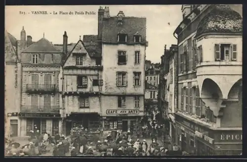 AK Vannes, La Place du Poids Public animée avec foule et bâtiments historiques