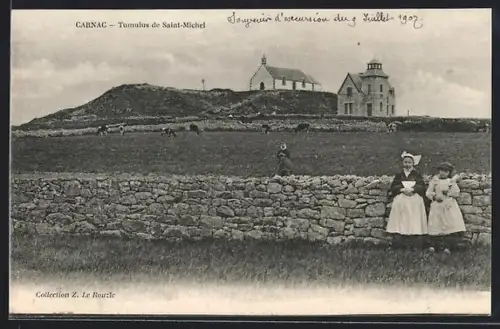 AK Carnac, Tumulus de Saint-Michel avec église et personnages sur un champ