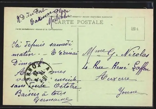 AK Carnac, La Plage avec vue sur les maisons en bord de mer