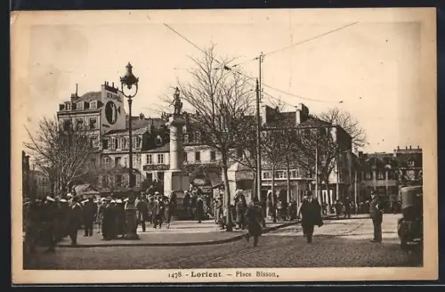 AK Lorient, Place Bisson animée avec foule et bâtiments en arrière-plan