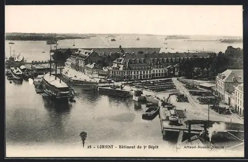 AK Lorient, Bâtiment du 3e Dépôt et vue sur le port avec navires