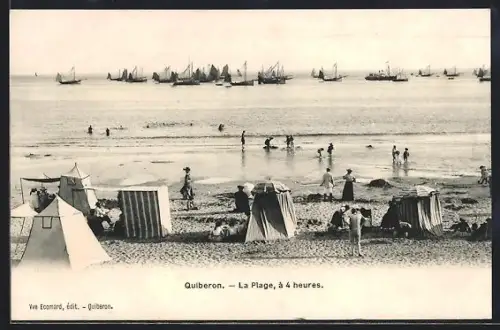 AK Quiberon, La Plage à 4 heures avec baigneurs et voiliers en arrière-plan
