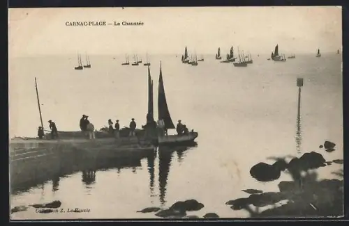 AK Carnac-Plage, La Chaussée avec voiliers en mer