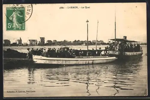 AK Larmor, Le Quai avec bateaux et passagers en transit