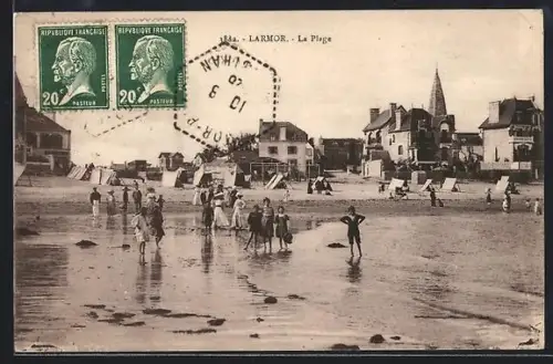 AK Larmor, La Plage avec des baigneurs et des maisons en arrière-plan
