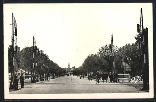 AK Lorient /Morbihan, Cours Chazelles avec passants et arbres alignés