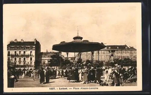 AK Lorient, Place Alsace-Lorraine avec foule et kiosque