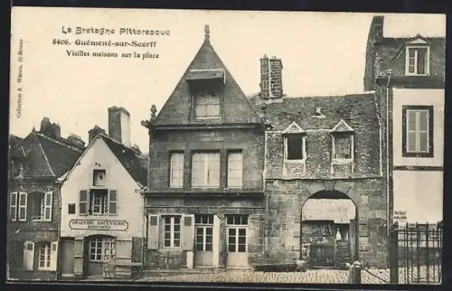 AK Guémené-sur-Scorff, Vieilles maisons sur la place
