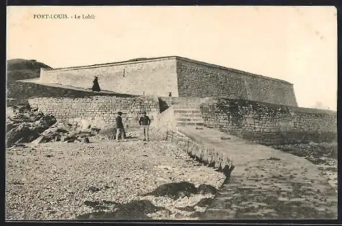 AK Port-Louis, Le Lohic, Vue du fort sur la plage rocheuse