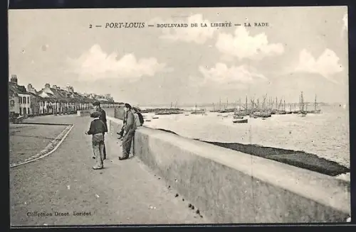 AK Port-Louis, Boulevard de la Liberté, la rade avec des navires amarrés