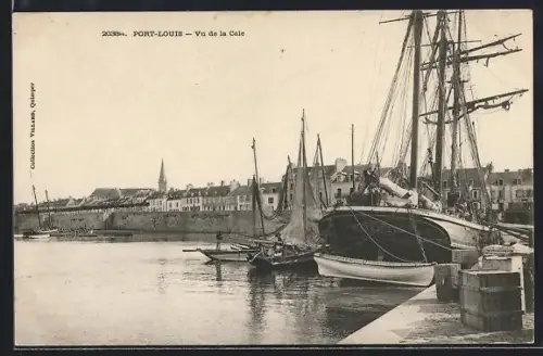 AK Port-Louis, Vue de la Cale avec voiliers et quais animés