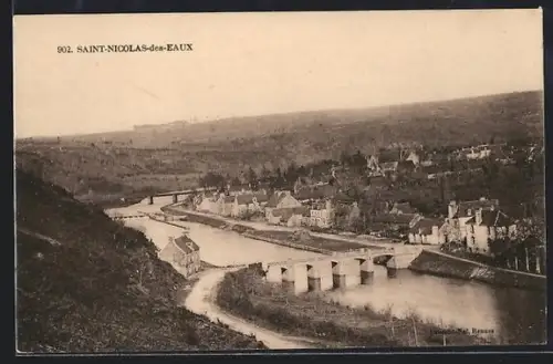 AK Saint-Nicolas-des-Eaux, Vue du village et de la rivière avec pont en arrière-plan