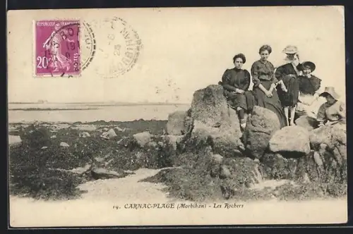 AK Carnac-Plage /Morbihan, Les Rochers avec des personnes posant sur les pierres