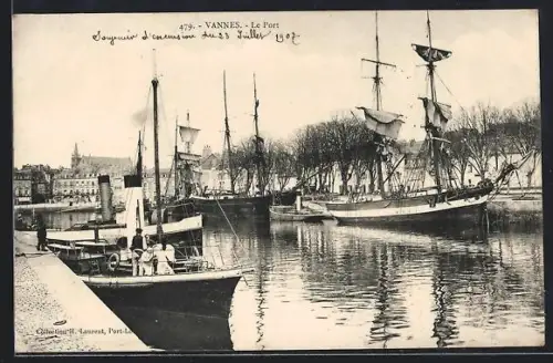 AK Vannes, Le Port avec voiliers amarrés et vues urbaines adjacentes