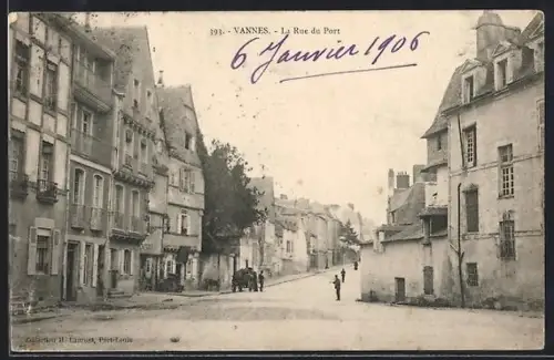 AK Vannes, La Rue du Port avec passants et bâtiments historiques