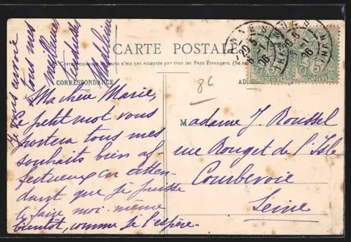 AK Vannes, La Rue du Port avec passants et bâtiments historiques