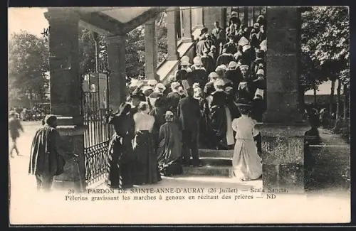 AK Sainte-Anne-d`Auray, Pèlerins gravissant les marches à genoux en récitant des prières