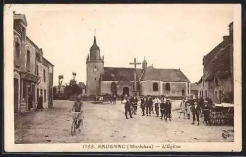 AK Radenac /Morbihan, L`Église et scène de village animée