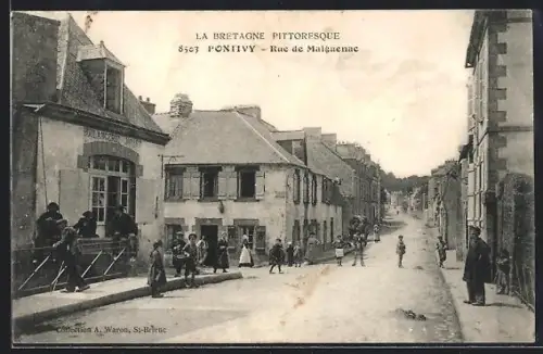 AK Pontivy, Rue de Malguenac animée avec passants et bâtiments historiques