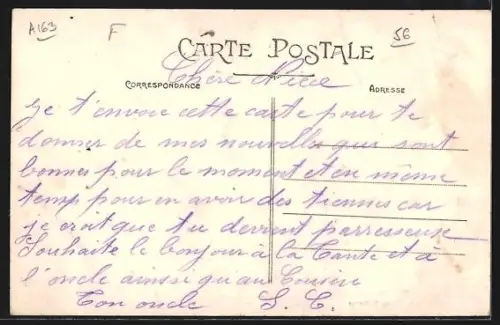 AK Pontivy, Rue de Malguenac animée avec passants et bâtiments historiques