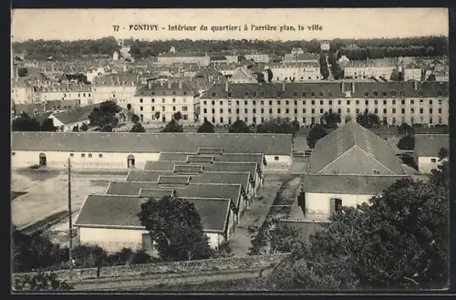 AK Pontivy, Intérieur du quartier à l`arrière plan, la ville