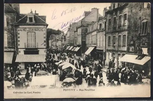 AK Pontivy, Rue Neuilliac animée avec foule et marché