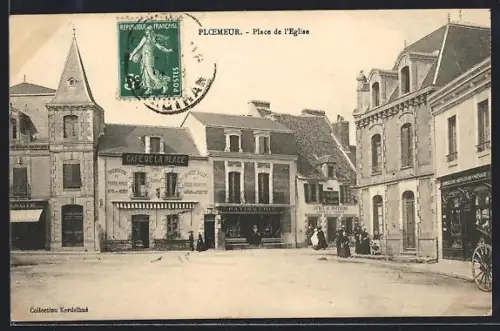 AK Ploemeur, Place de l`Église avec le Café de la Place et édifices environnants