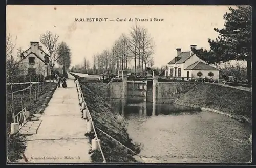 AK Malestroit, Canal de Nantes à Brest avec écluses et maisons environnantes