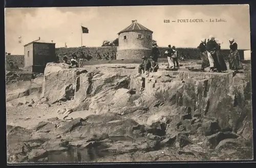 AK Fort-Louis, Le Lohic, Scène côtière animée avec tour et promeneurs