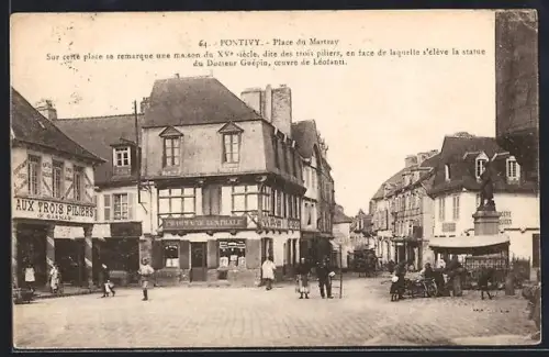 AK Pontivy, Place du Martray avec la maison du XVe siècle et la statue du Docteur Guépin