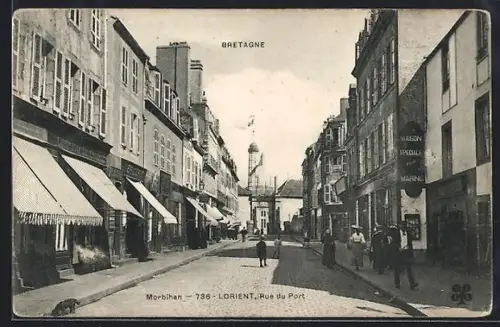 AK Lorient /Morbihan, Rue du Port animée avec des passants et des bâtiments historiques